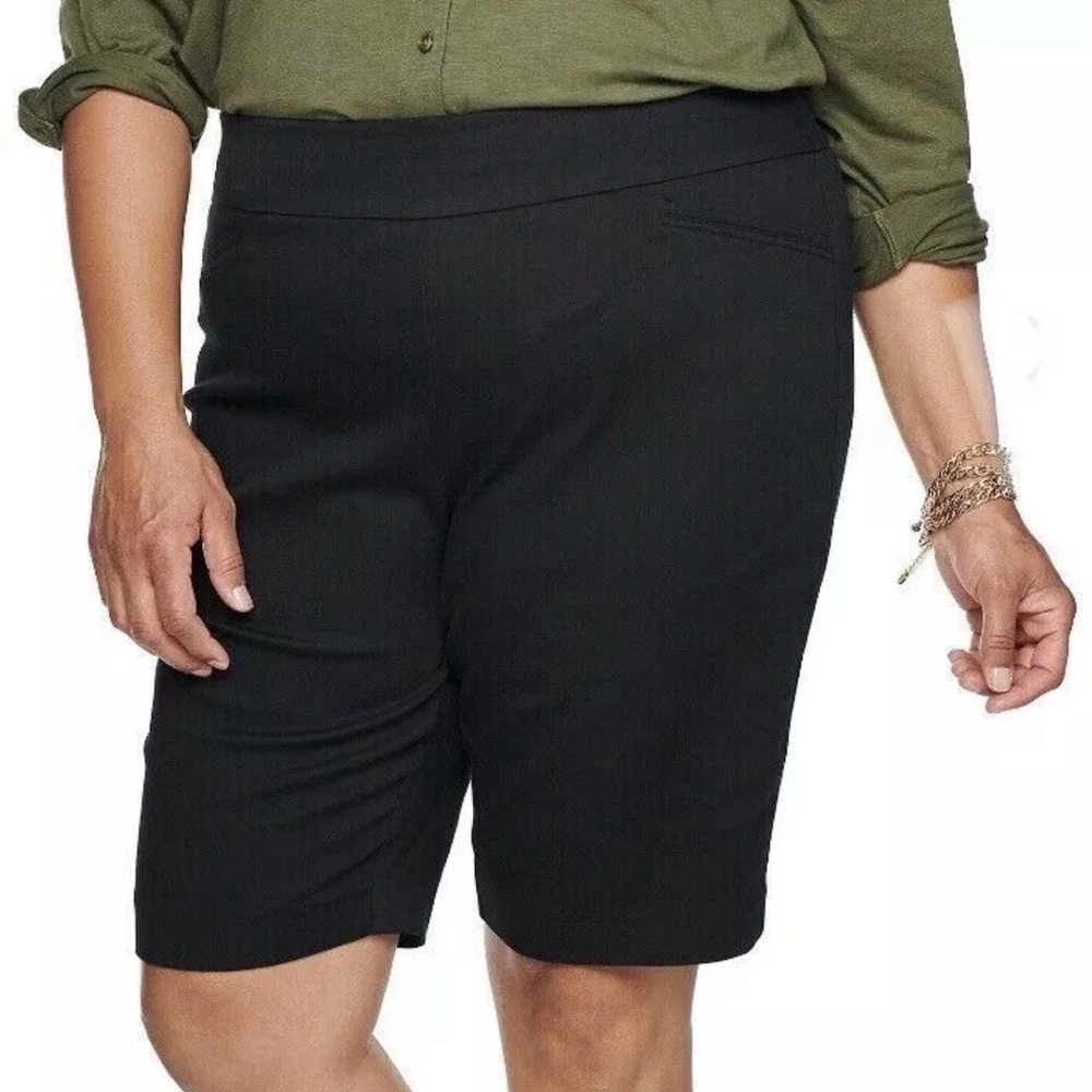 Croft & Barrow Mid Rise Bermuda Shorts in Black-size 24
